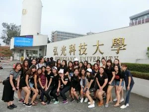 shotvn: Nhóm nữ sinh trước Đại học Hungkuang