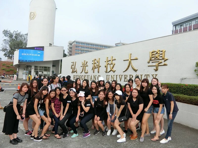 shotvn: Nhóm nữ sinh trước Đại học Hungkuang
